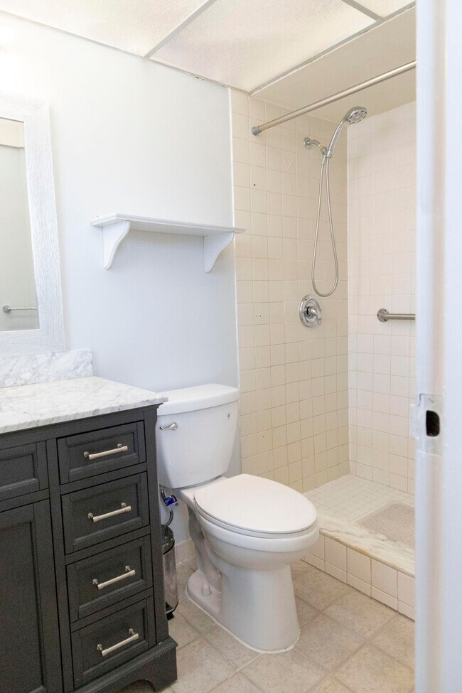 Building Photo - 2851 Somerset Dr