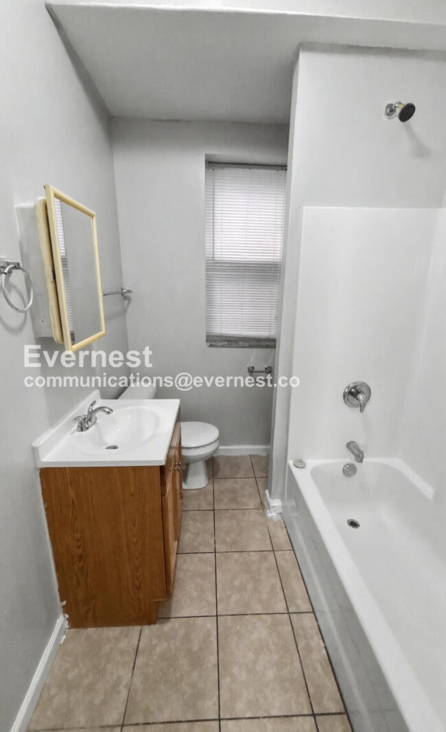Building Photo - 3 Bed, 1 Bath Home with Fenced Yard / Available Soon!