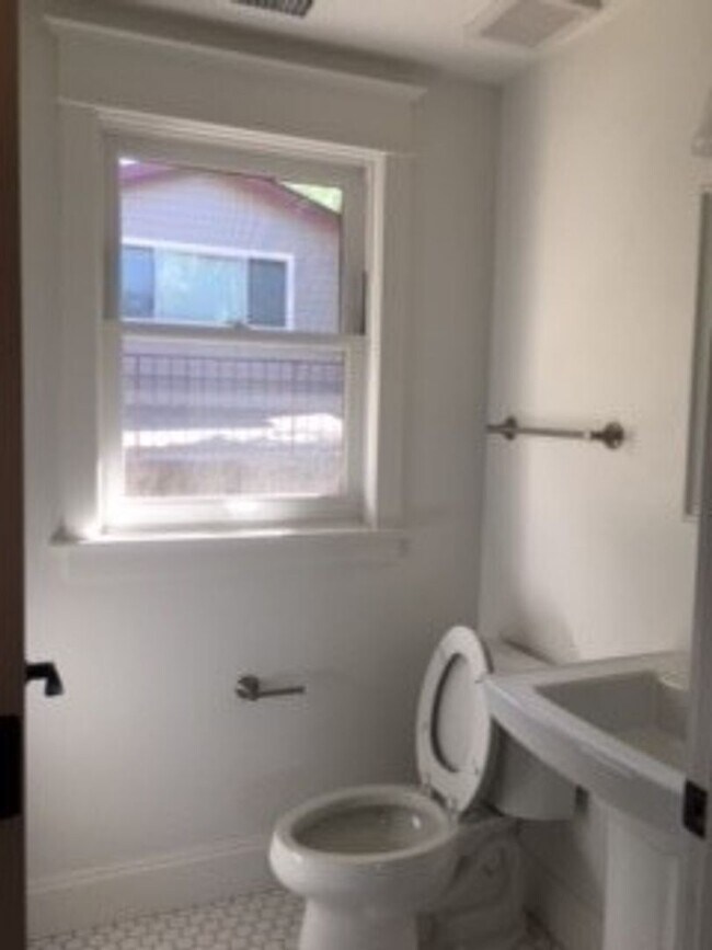 Building Photo - 1127 George St