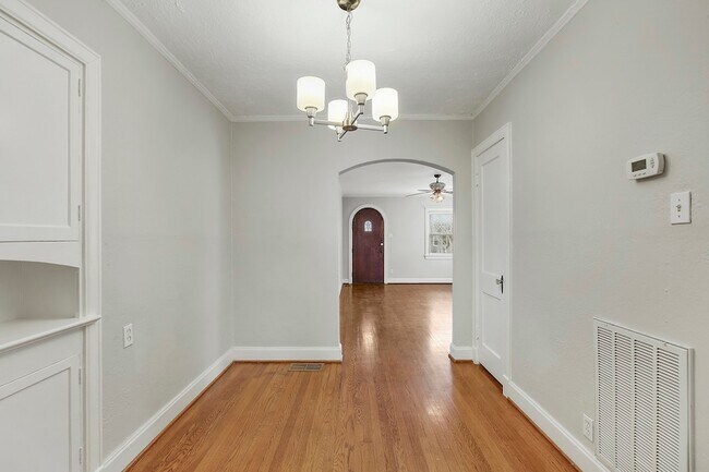 Building Photo - 5924 La Vista Dr