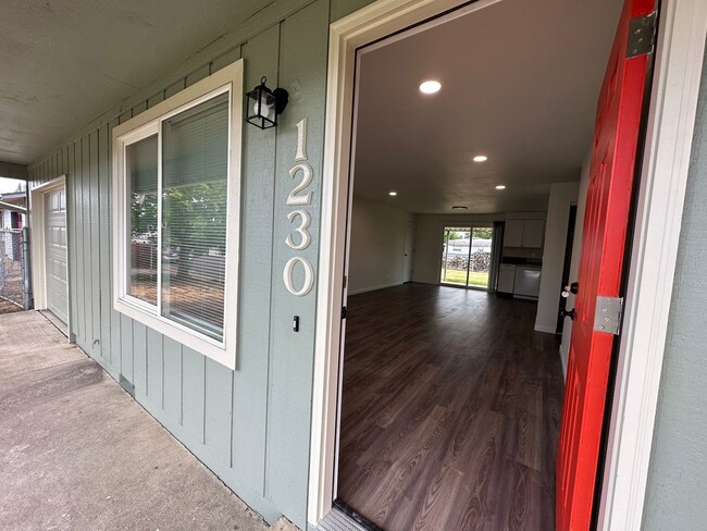 Building Photo - *COMING SOON* 3 Bedroom 1 Bath Single Fami...
