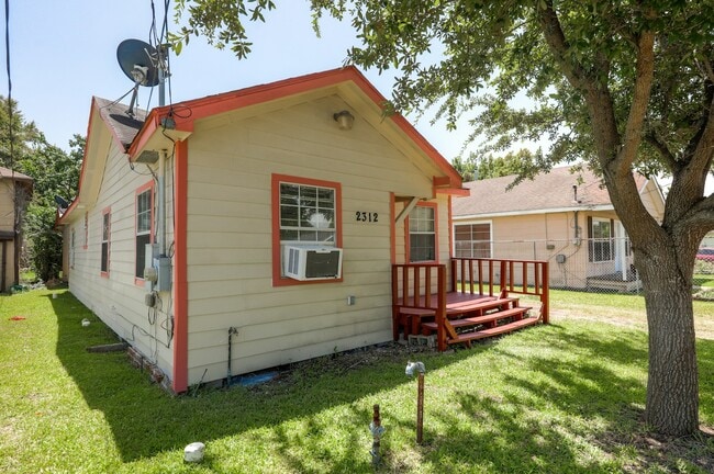 Building Photo - 2312 Carolina Ave