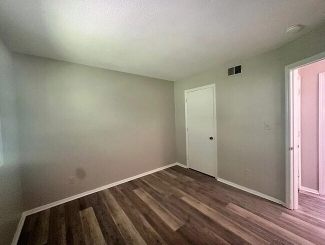 Building Photo - 1440 Nottingham Rd