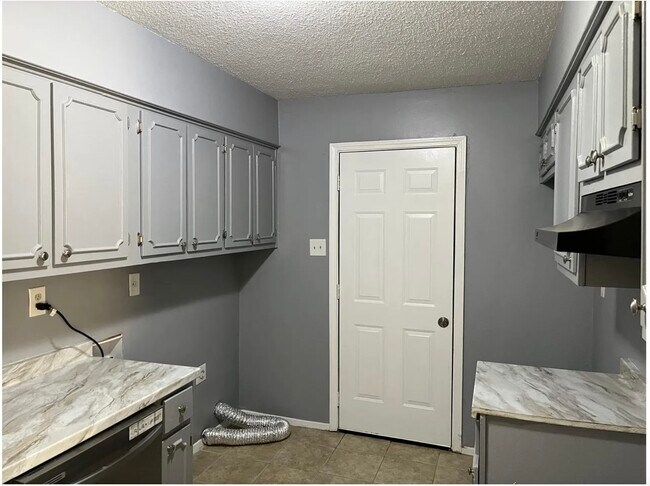 Building Photo - 3273 Ridgemont Ave