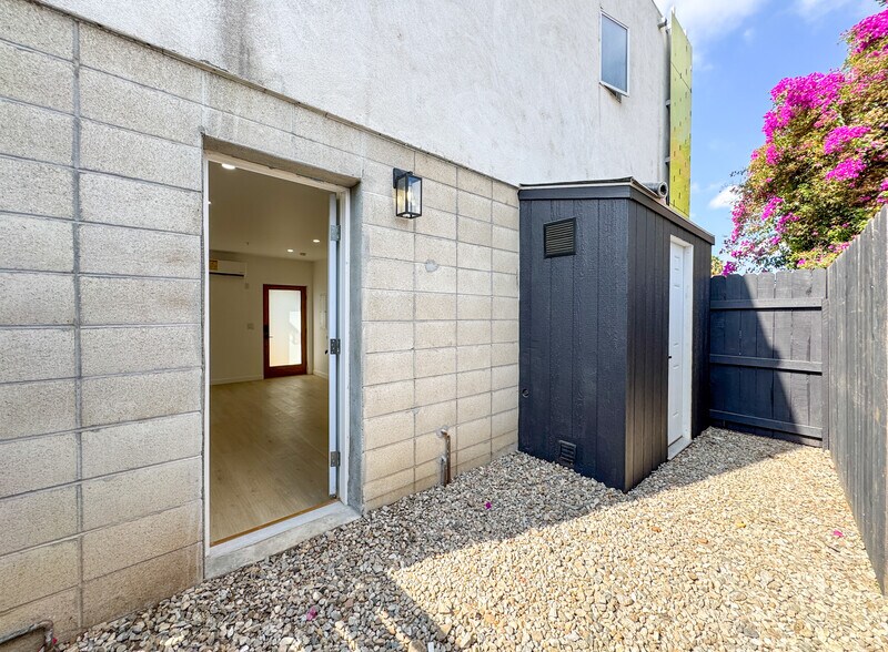 Building Photo - 956 Camulos St
