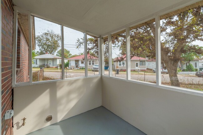 Building Photo - Brick home with a fenced-in yard!