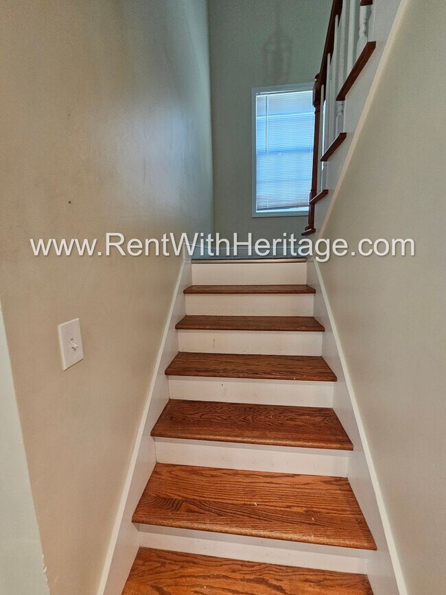 Building Photo - Amazing 4 Bedroom/ 3 Bath Home / Attention...