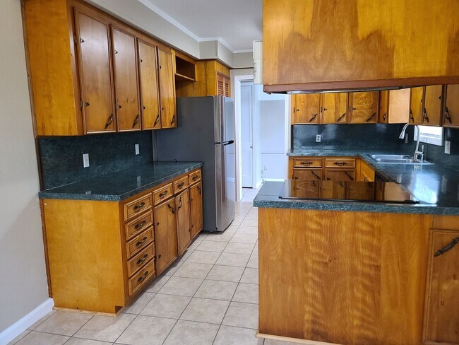 Building Photo - Adorable Cottage Rental