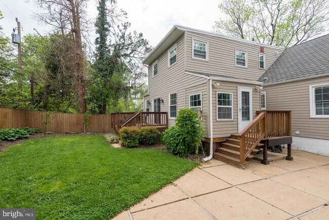 Building Photo - 5106 25th Pl N