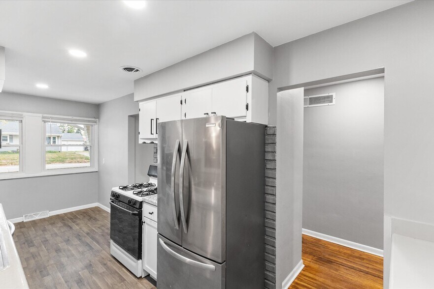 Building Photo - 1027 Curdes Ave