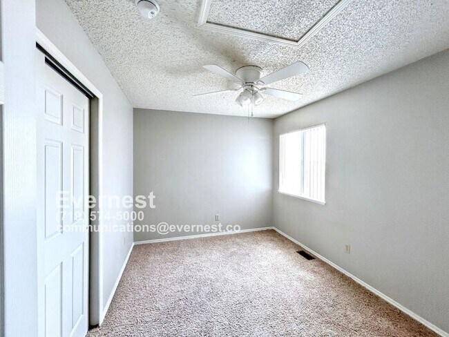 Building Photo - Gorgeous 3-Bedroom Home with Cozy Fireplac...