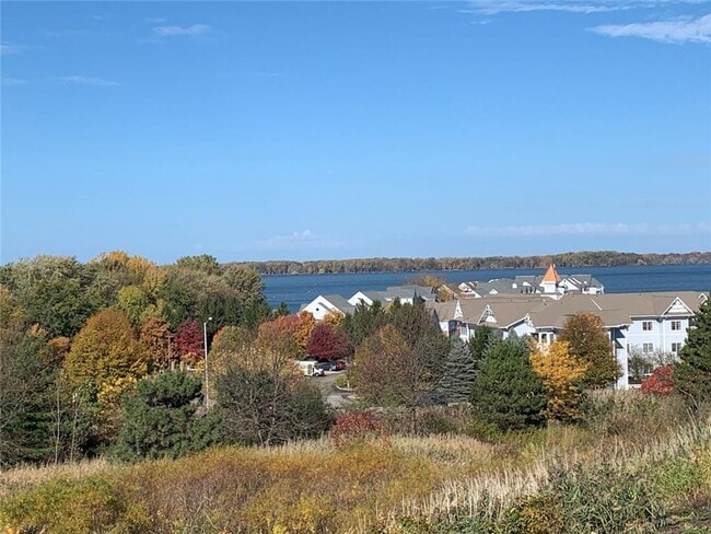 Building Photo - Gorgeous 3 Bedrooms 2 Bath Condo Lake View...