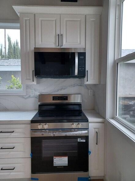 Building Photo - 319 E Ramona St