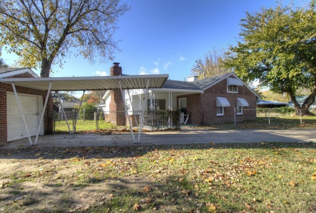 Building Photo - 420 SE 5th St