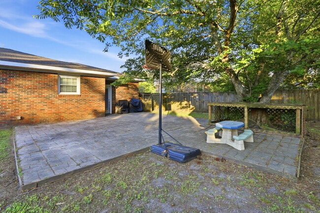 Building Photo - 607 Oakwood Ave