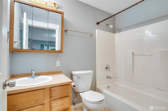 Building Photo - Private Property 2 BD, 2 BATH House!