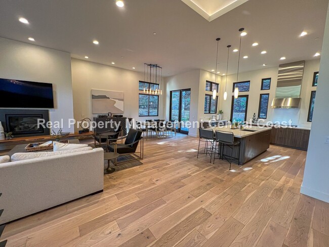 Building Photo - AVAILABLE JANUARY - Fully Furnished Modern...