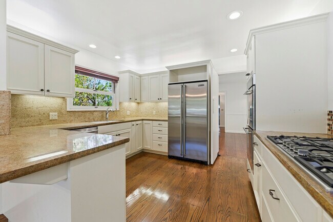 Building Photo - 1825 White Oak Dr