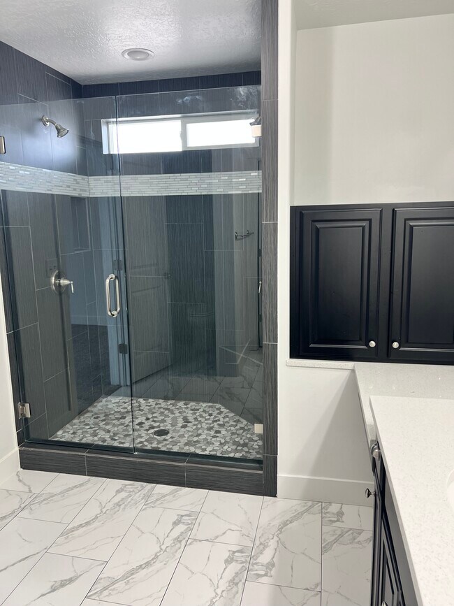 Building Photo - Bluffdale Townhouse