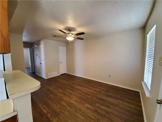 Building Photo - 215 Roberts Cir