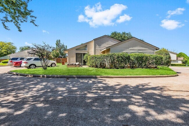 Building Photo - 49 April Point Dr N