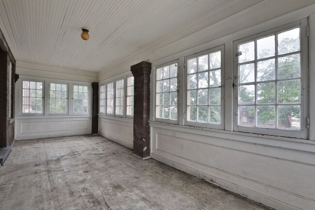 Building Photo - 2142 Summit St