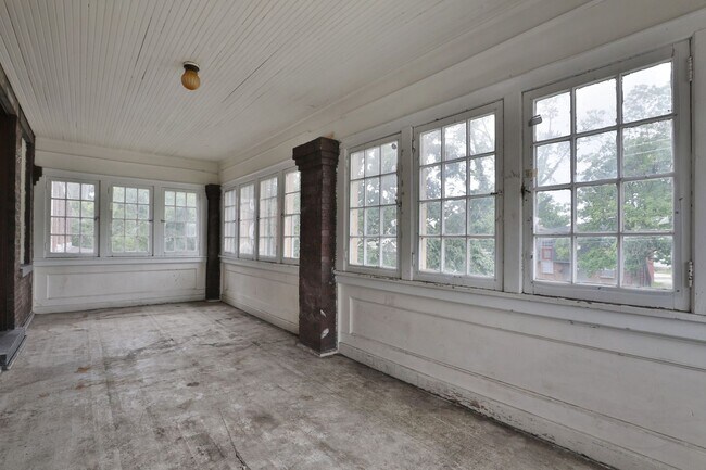 Building Photo - Awesome House for your Large Group - HUGE HOUSE with 3 Floors - 3 Kitchens, 3 Bathrooms, Awesome ...