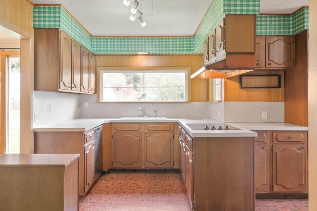 Building Photo - Quaint, inviting 4-bdrm/2-bath home in Cloverdale. Serene living, huge yard, covered patio