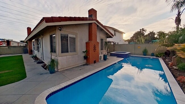 Building Photo - 5517 Thelma Ave