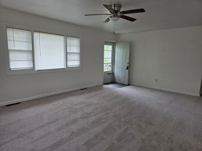 Building Photo - 9 Ambrose Ln