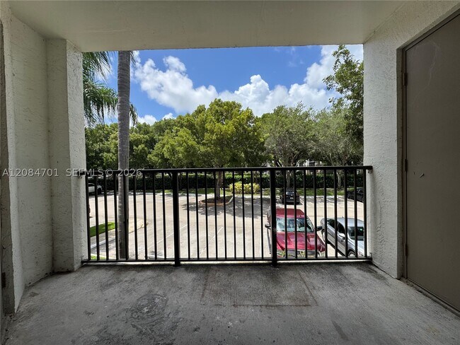 Building Photo - 630 S Park Rd
