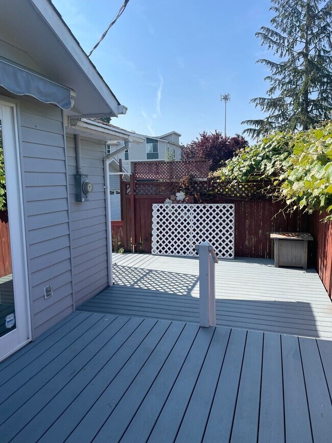 Building Photo - 2 BR/1.75 BA home in Edmonds