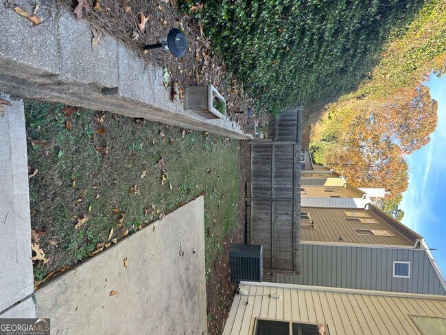 Building Photo - 403 Village View