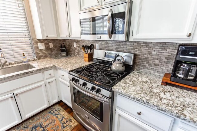 Frigidaire Stove & Oven & Microwave with Vent - 9316 Caulfield Dr