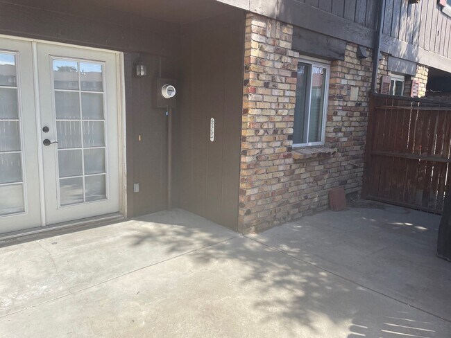 Building Photo - South Denver, 2 bed 2.5 bath Townhome, 2 Car Parking, Close to Light Rail
