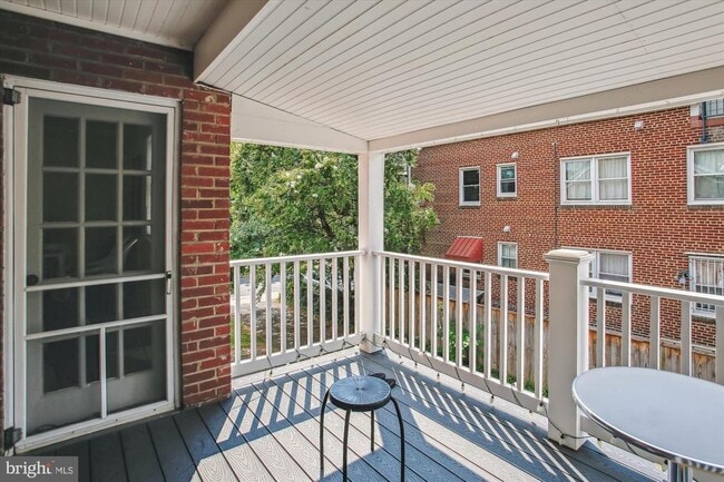 Building Photo - 904 N Ivy St