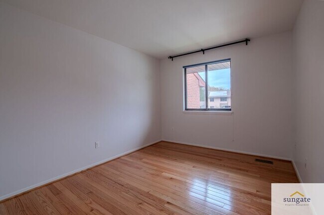 Building Photo - 418 Five Farms Ln