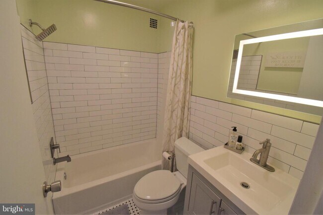 Building Photo - 6641 Wakefield Dr