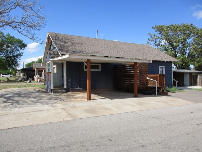Building Photo - Recently renovated 2 or 3 bedroom with New kitchen