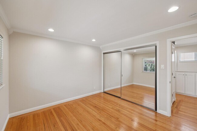 Building Photo - Luxury Apartment Available in gated Community downtown Palo Alto!
