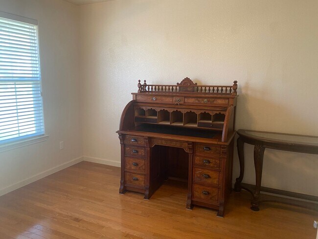 Building Photo - Beautiful Lakefront Home in the Vineyard! 55+ community