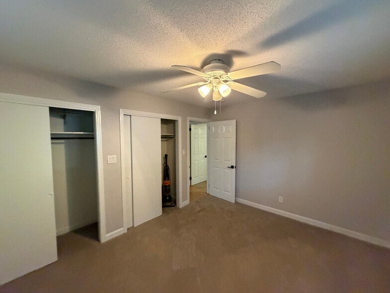 Building Photo - Room in House on Cox Mill Rd