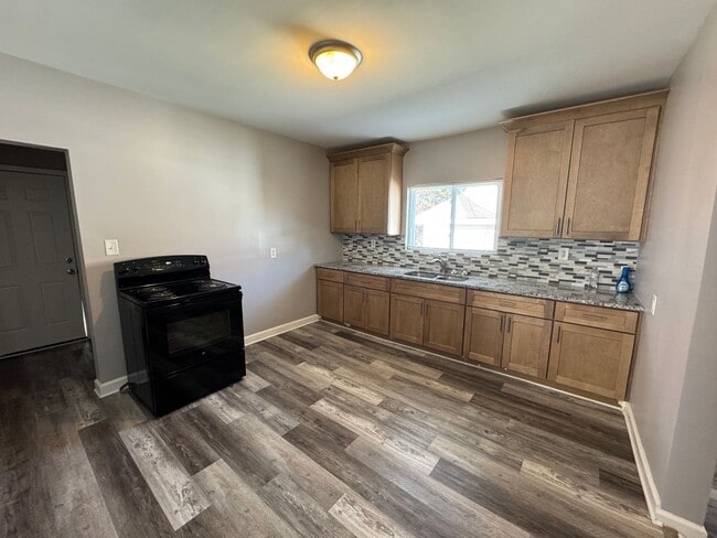 Building Photo - Available to Show