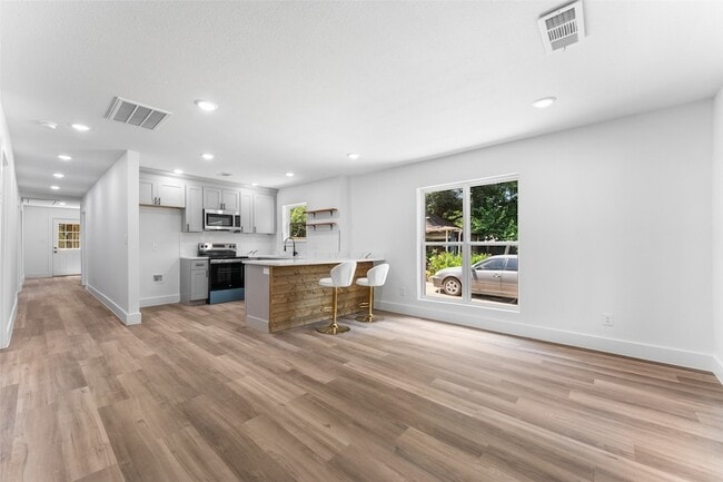 Building Photo - 2730 Gladstone Dr