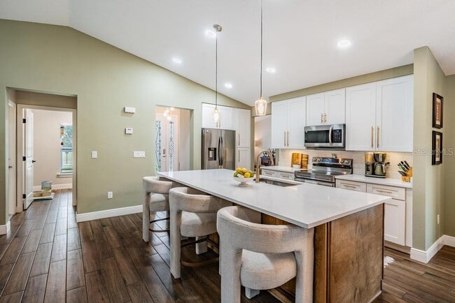 Building Photo - 106 1st Ave NE