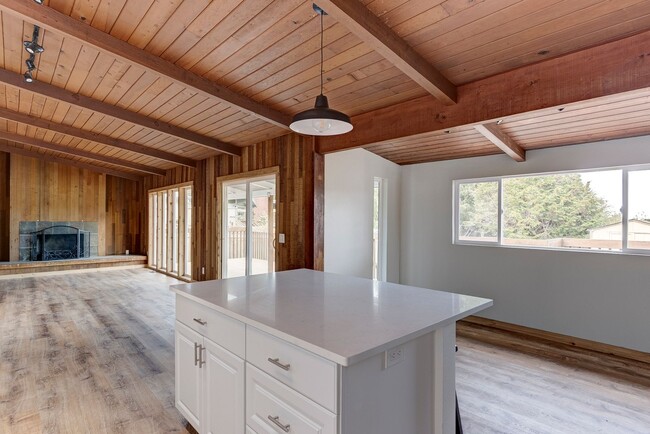 Building Photo - 4 bedroom/2 bath house in Deception Park View