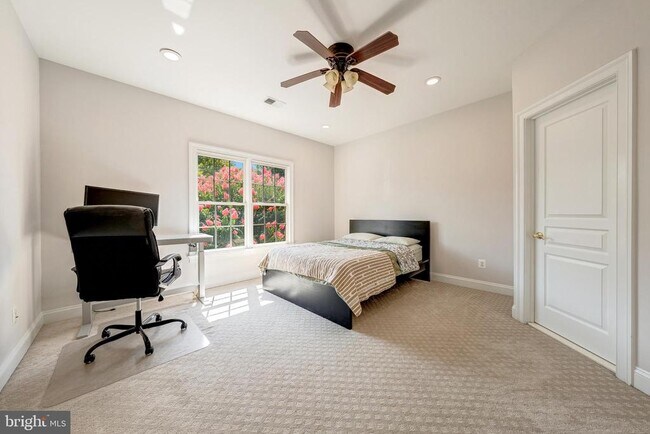 Building Photo - 18852 Ridgeback Ct