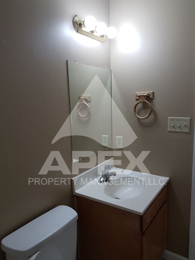 Building Photo - MOVE-IN SPECIAL, $1 RENT!! - Nice 2 Bd | 1.5 Ba Townhouse in West Knox Condo Community!