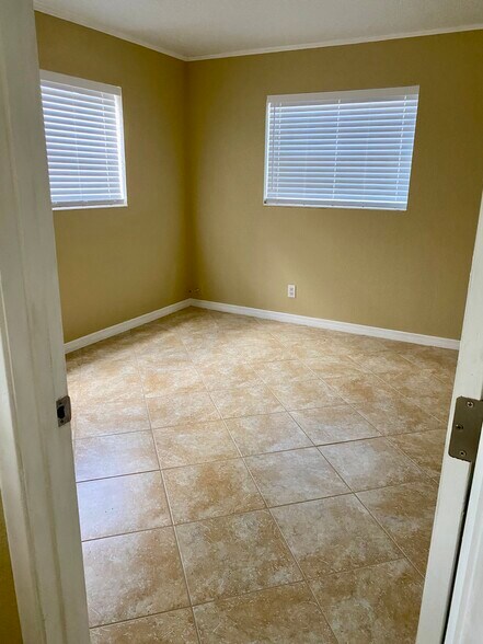 Building Photo - 309 NE 16th St