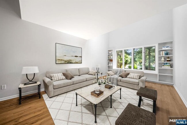 Building Photo - 12 Sandburg Ct